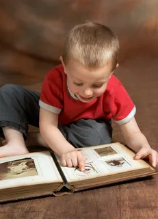 看照片的国外小孩