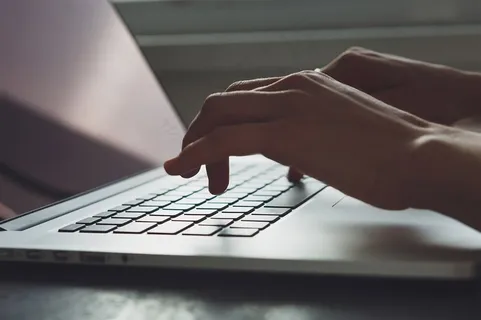 在敲着键盘的双手 在敲着键盘的双手