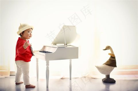 站在钢琴旁边的可爱幼儿