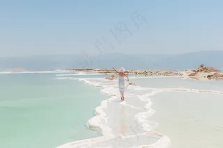 女子舞蹈海海滩放松女孩自由