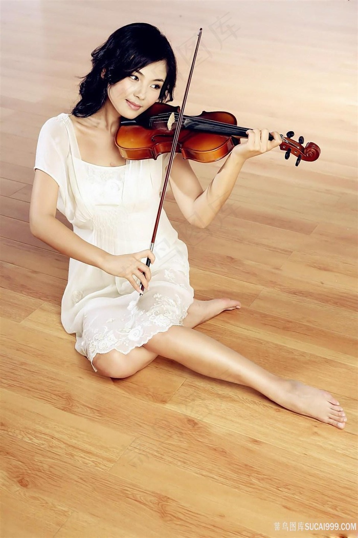 坐在地板上挂小提琴的*气质美女图片素材