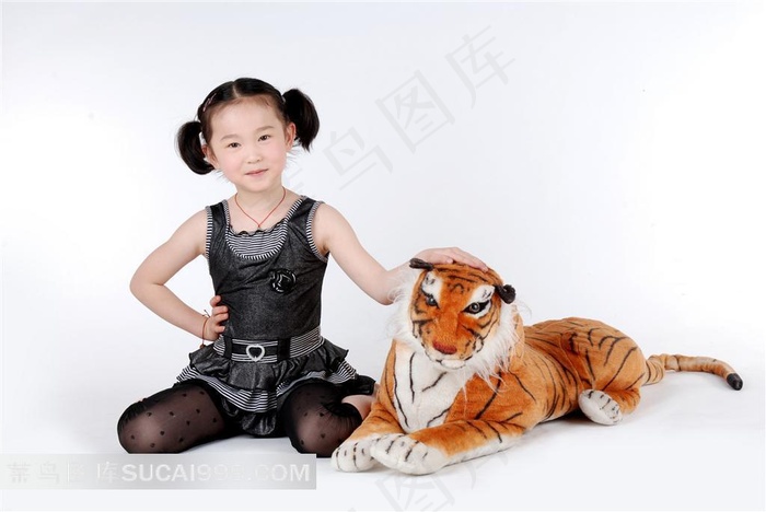 跪着的小女孩老虎素材