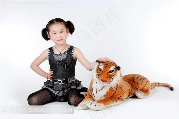 跪着的小女孩老虎素材