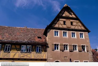 蔚蓝色天空下灰色的房子