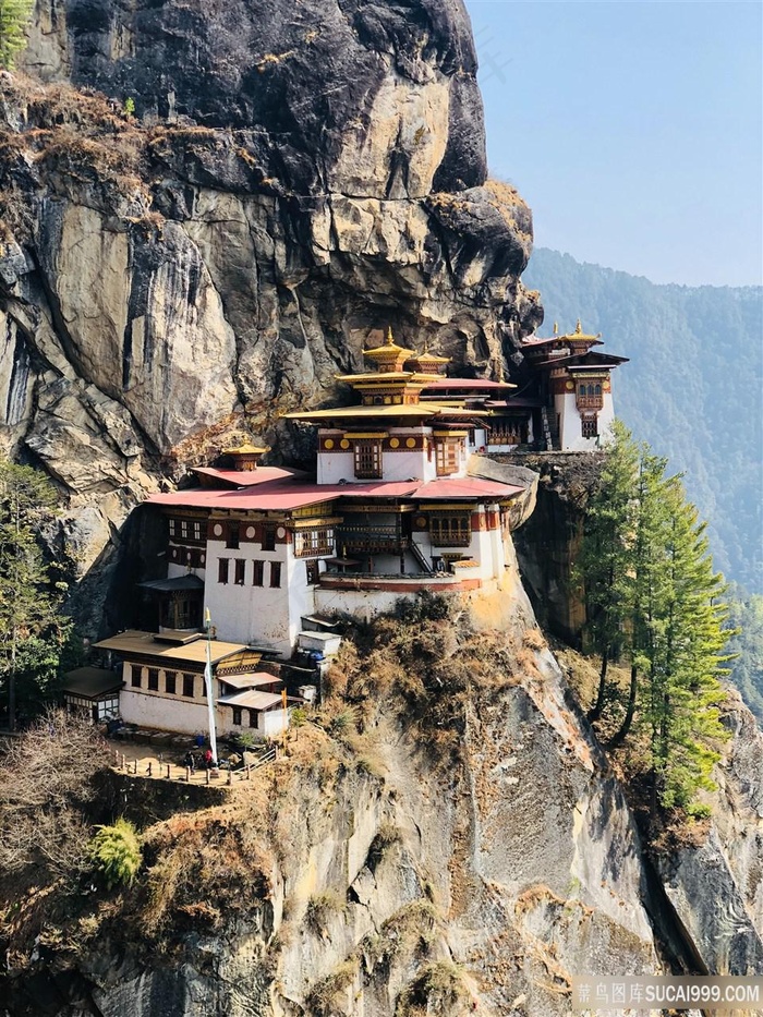陡峭边缘的房子建筑