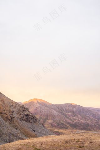 光秃秃的山峰图片