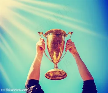 捧着奖杯的人高清图片