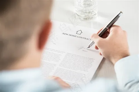 拿着钢笔签字的男人