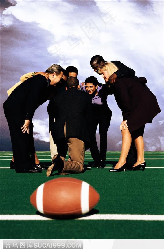 商务人士与橄榄球