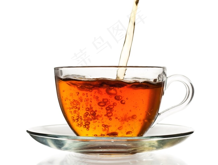 倒进透明玻璃杯中的棕色液体高清图片
