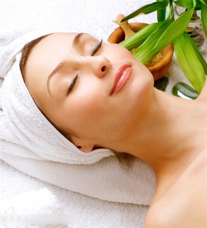闭眼享受按摩spa女士图片素材