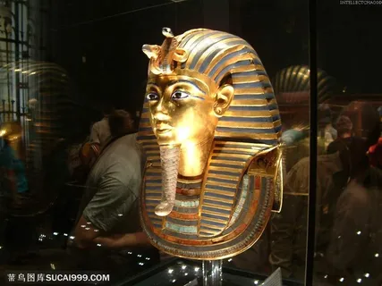 奇异面具-玻璃橱窗里的金色埃及面具