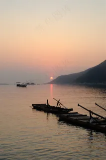 黄昏停放的船舶