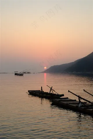 黄昏停放的船舶