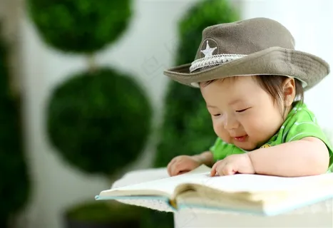 在看书的可爱幼儿