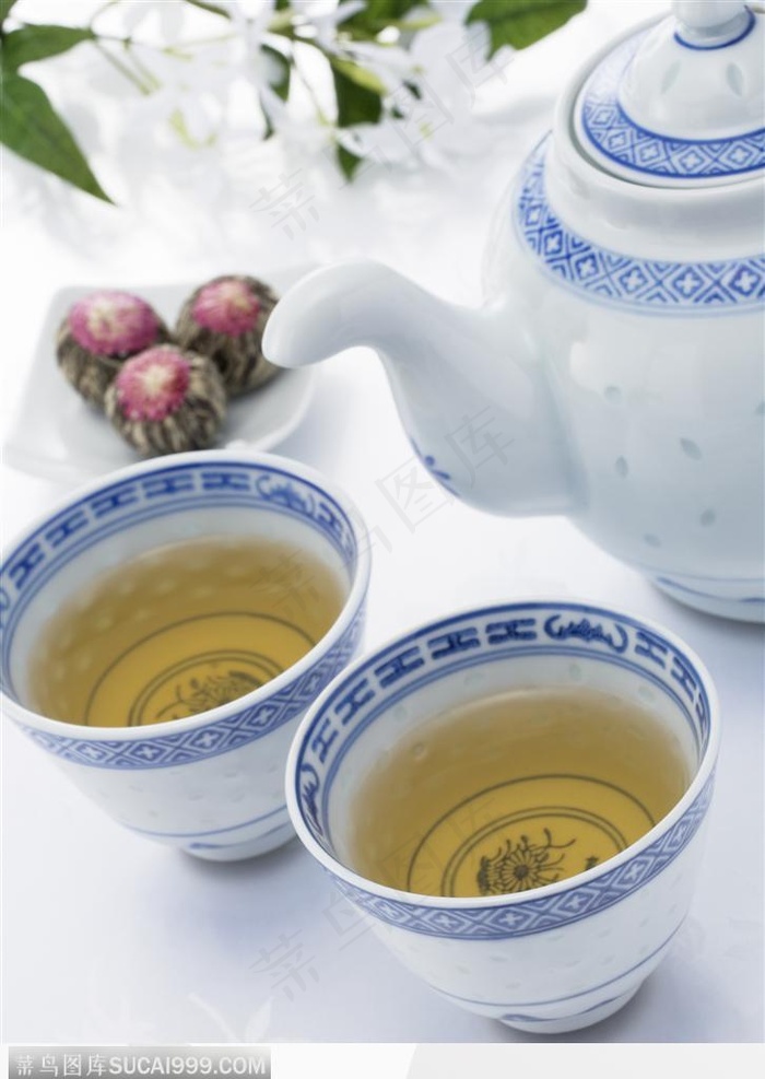 清凉饮品-盛满茶水的茶具