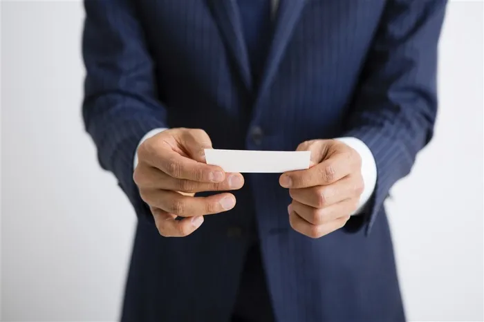 双手递卡片的商务男士高清摄影