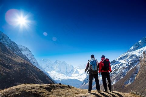 登上雪山的户外旅行者高清摄影图片