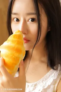 吃面包的高清美女图片 吃面包的高清美女图片