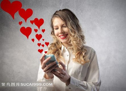 看着手机微笑的美女