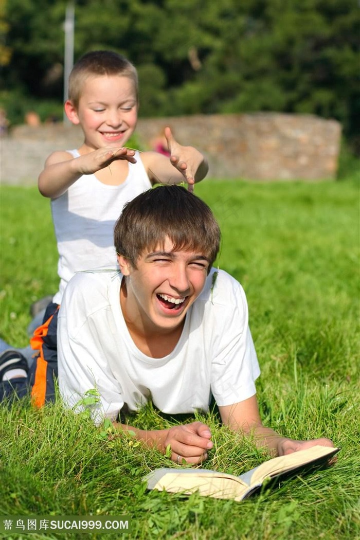 和哥哥玩耍的小男孩儿童图片