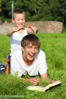 和哥哥玩耍的小男孩儿童图片