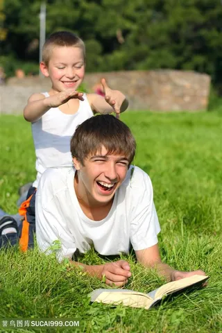 和哥哥玩耍的小男孩儿童图片