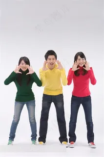 双手放在嘴边喊话的都市青年男女