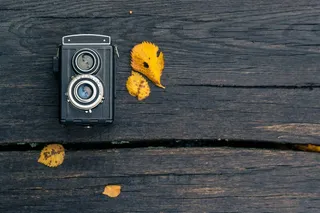 摆放在木桌上的复古相机高