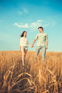 田间手拉手的情侣