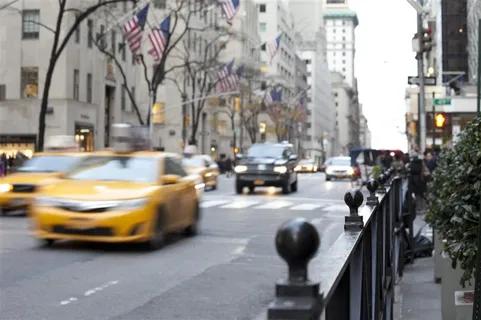 黄色计程车系列之正在城市马路中行驶的黄色计程车