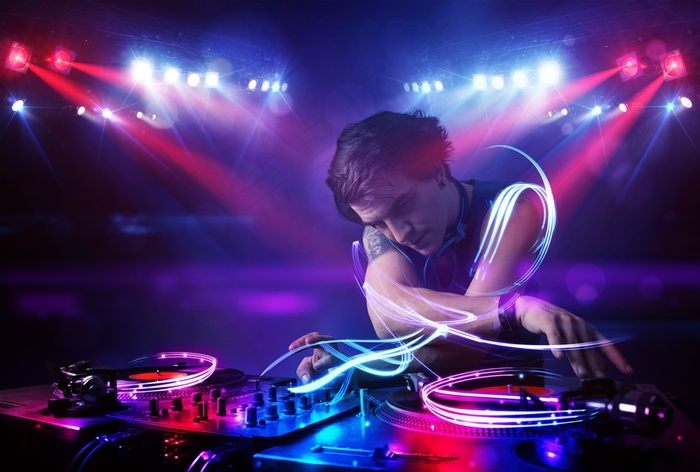 炫丽光效之下的DJ人物创意帅哥图片