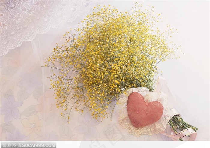情人节物语-黄色的小花与红心