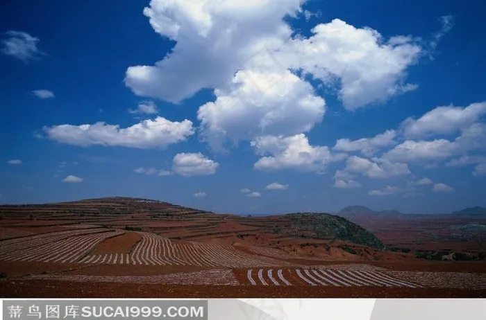 平原和山上天空云层云朵蓝天白云自然风景图片素材
