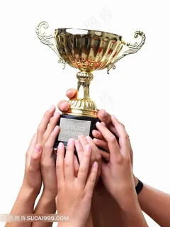 众人捧起的奖杯高清摄影图片