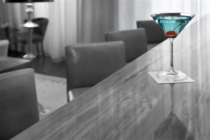 椅子和桌上的高脚杯