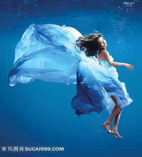 水中的蓝色抹胸裙美女写真摄影高清图片