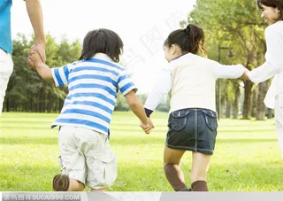 幸福的一家-和爸爸妈妈手拉手在草地上奔跑的姐弟两