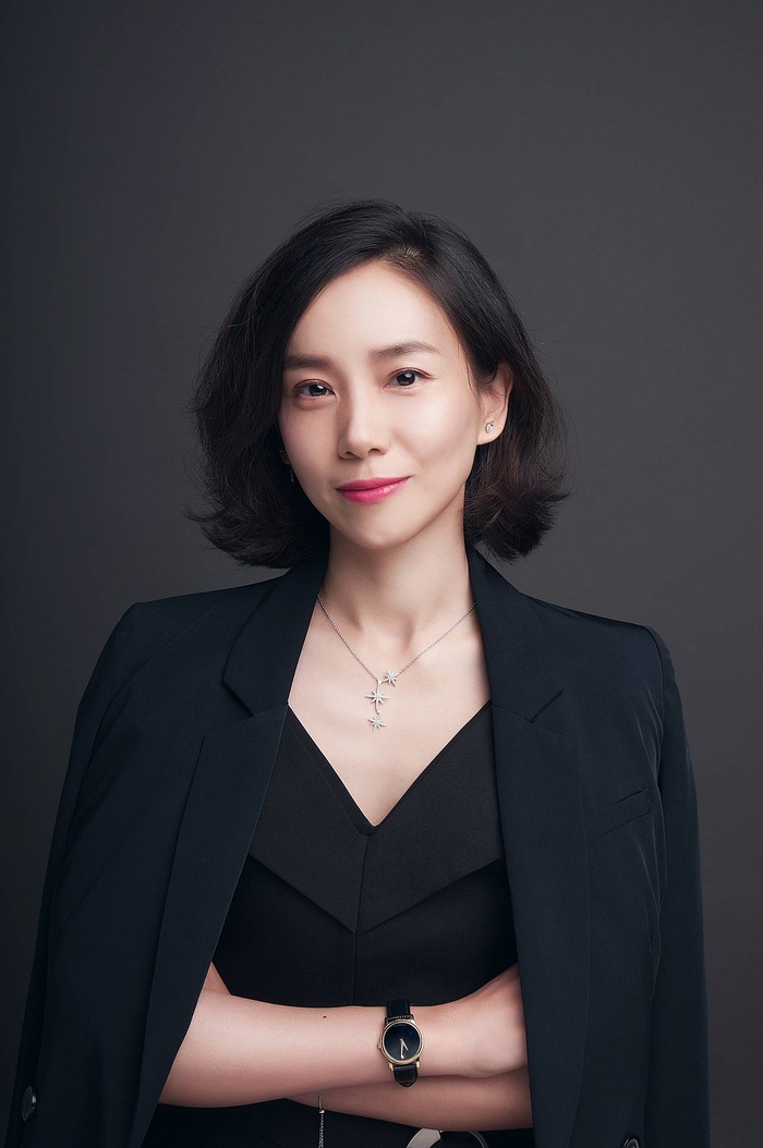 女销售披着上衣黑色职业装psd模版下载