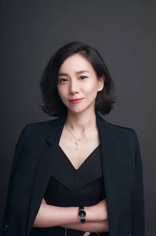 女销售披着上衣黑色职业装