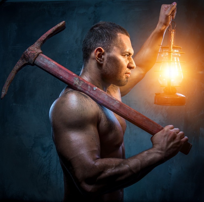 拎着灯的采矿工男人图片素材