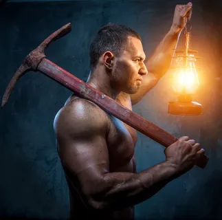 拎着灯的采矿工男人图片素材