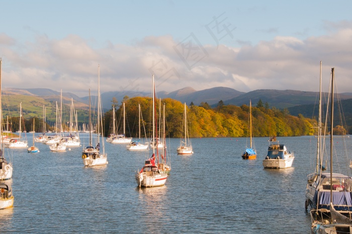 湖中行驶船只图片