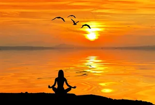 落日下打座的美女