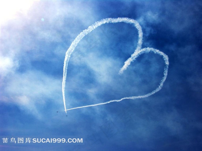 飞机划出的天空中的爱心图片