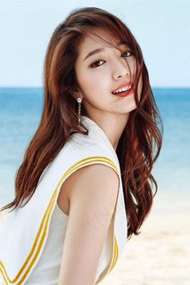 站在海边韩国*美女明星朴信惠唯美写真图片