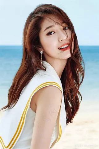 站在海边韩国*美女明星朴信惠唯美写真图片