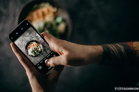 给做好的日式拉面拍照手势美食图片