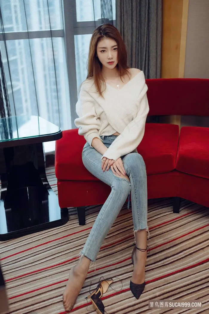 穿着破洞牛仔裤的美女可樂性感写真图片