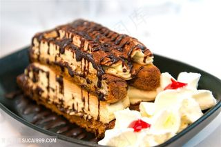 放在黑色盘子里的奶油面包高清